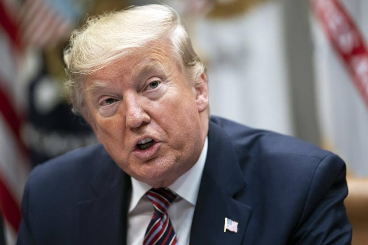 Donald Trump asegura que no se toca la cara por el coronavirus, y extraña hacerlo