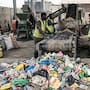 Un ingeniero ghanés encontró una nueva vida para los residuos plásticos al mezclarlos con arena para fabricar adoquines, mientras estudios respaldan su viabilidad pero advierten que su uso depende de la mezcla y el control de calidad