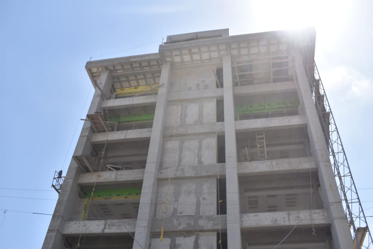 El edificio se ubica entre la avenida Colima y la calle Colombia de la colonia Cacho.