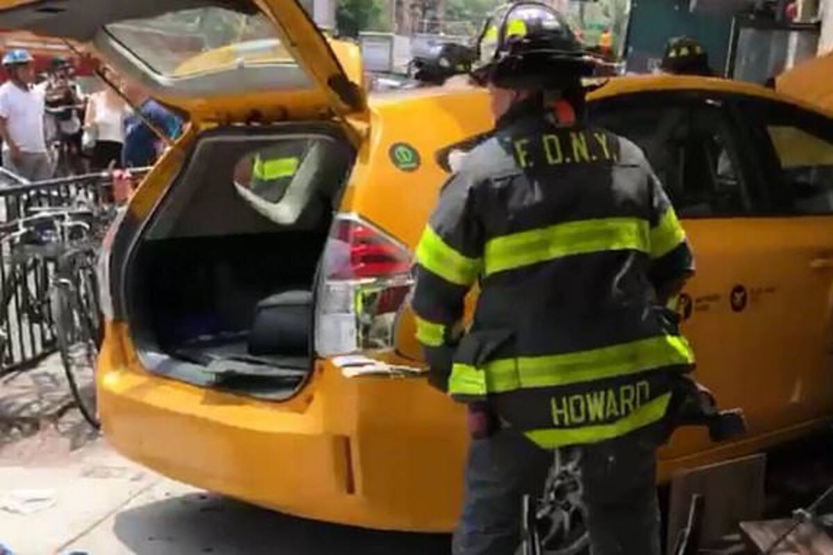 Siete heridos al chocar taxi contra restaurante en Hell's Kitchen, Manhattan