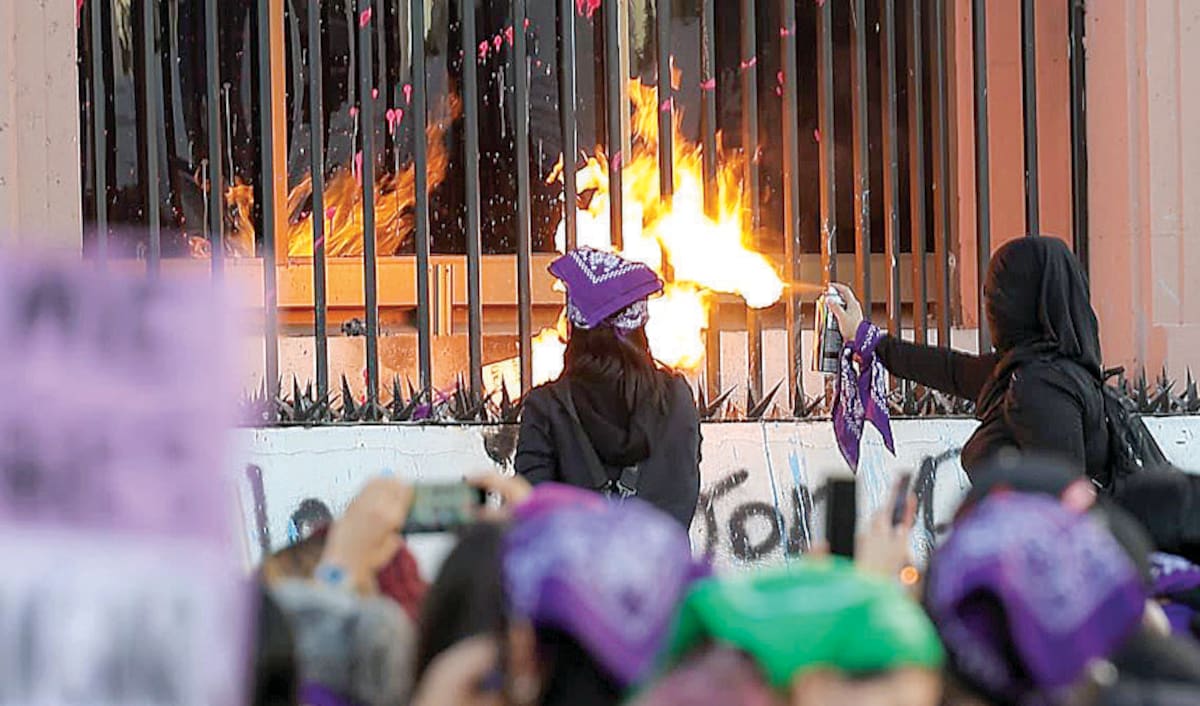 Manifestantes realizan quemas y pintas en el edificio del Poder Judicial
del Estado. FOTO: ELEAZAR ESCOBAR