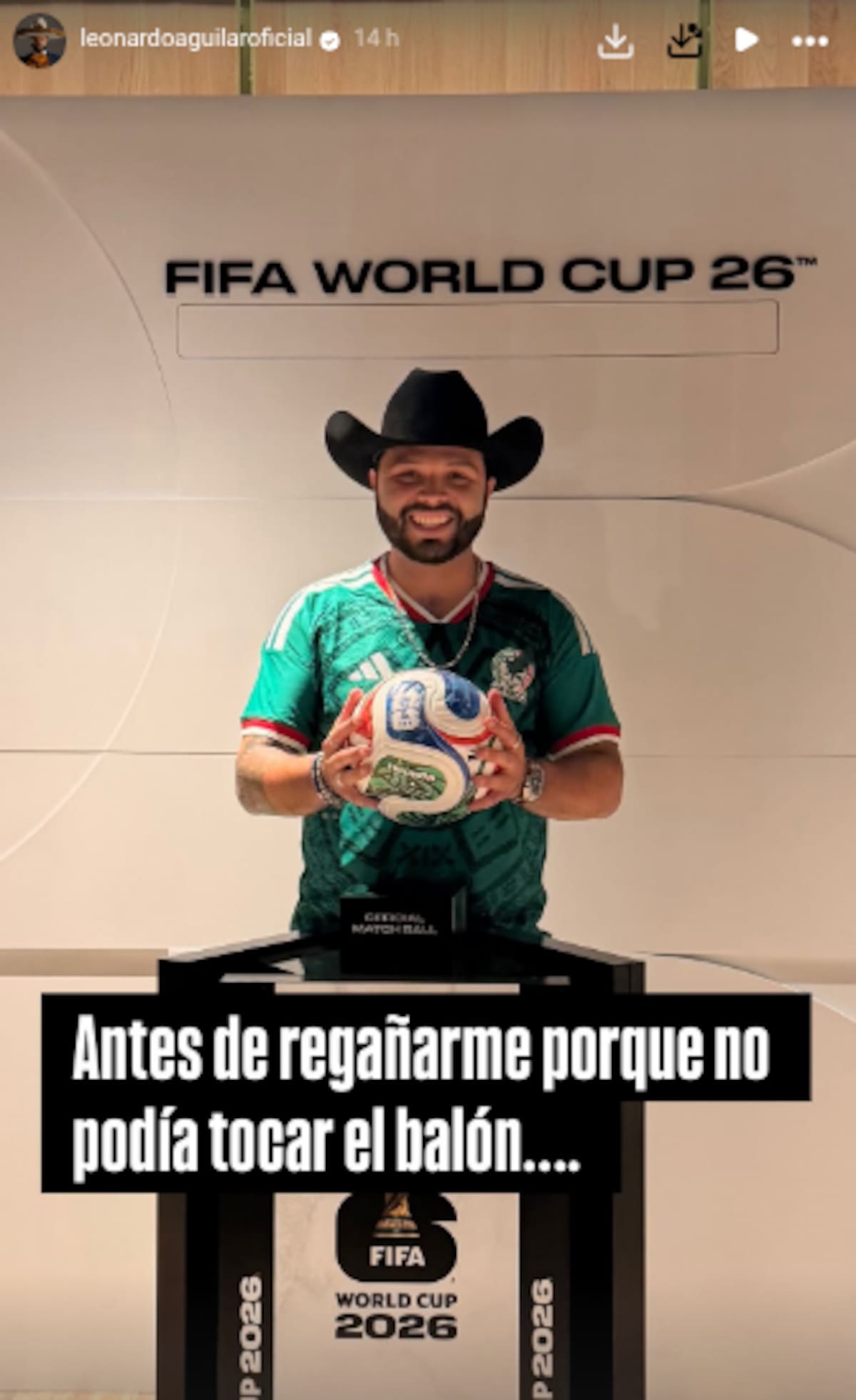 Regañan a Leonardo Aguilar por tocar balón Trionda en el estadio durante el México vs. Chequia