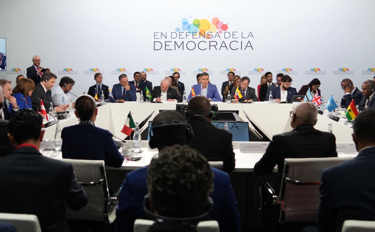 La presidenta afirmó que coincide con el mandatario español y señaló que “la derecha es el odio, la discriminación y el clasismo”, tras su primera reunión bilateral en España. | Foto: Presidencia