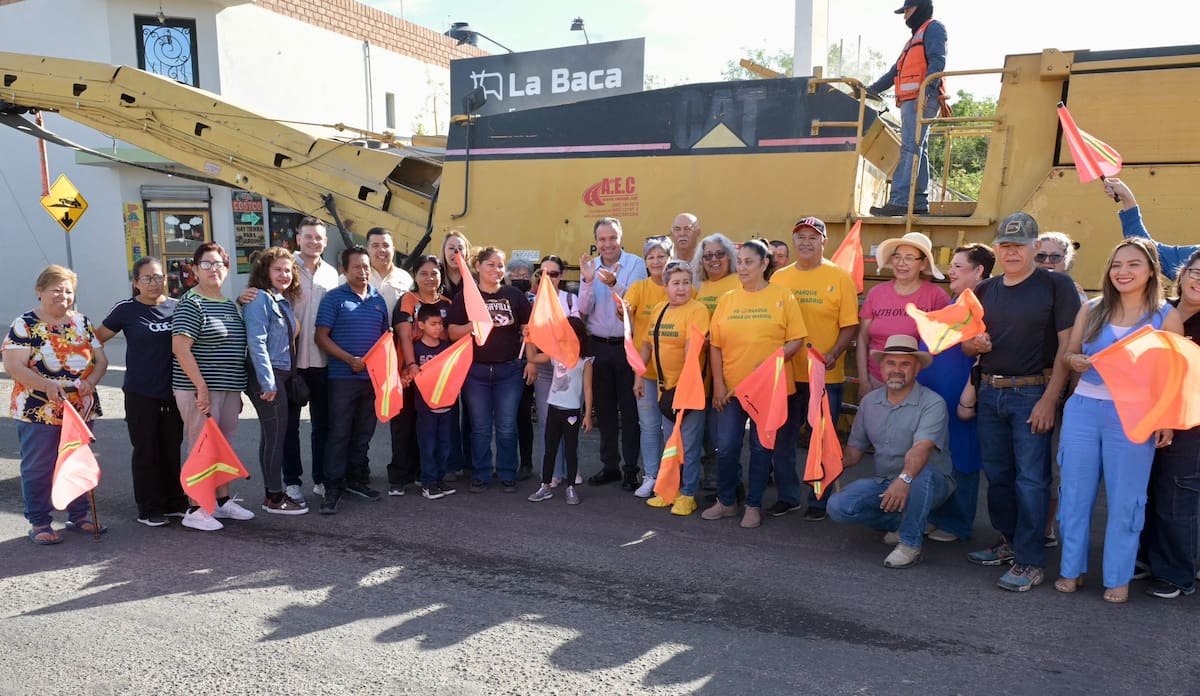 El alcalde Antonio Astiazarán, acompañado de vecinos, dio inicio al
recarpeteo de la calle Reforma.