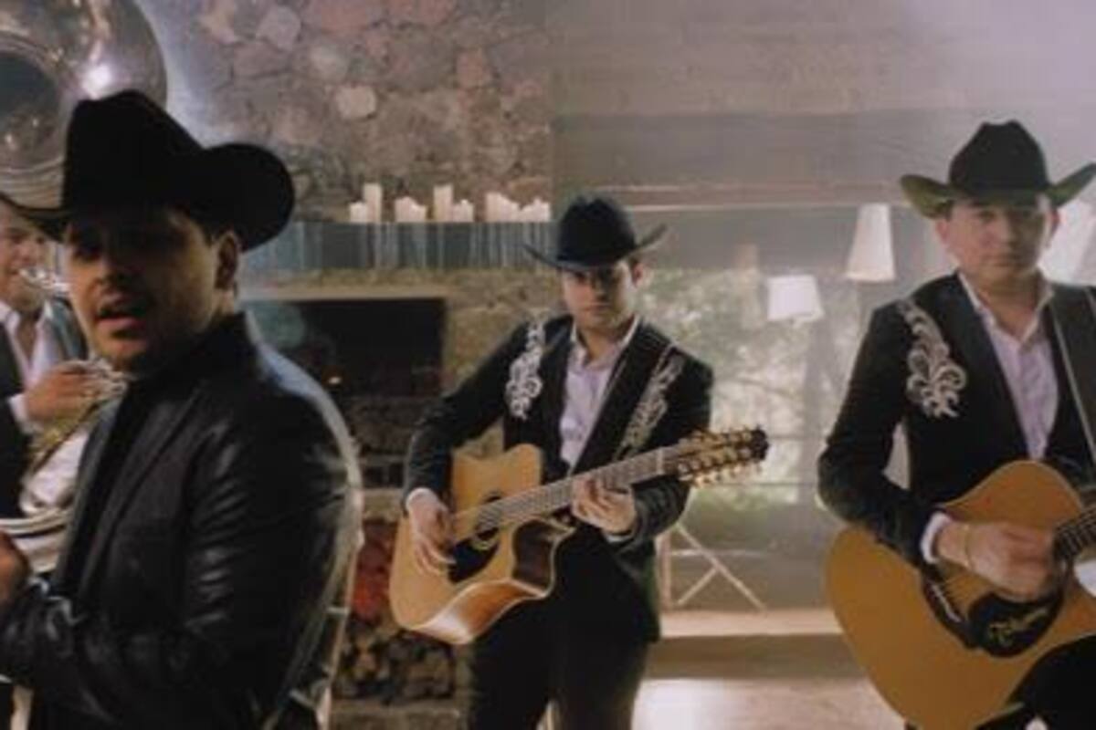 Lanza Christian Nodal tema con Los Plebes del Rancho
