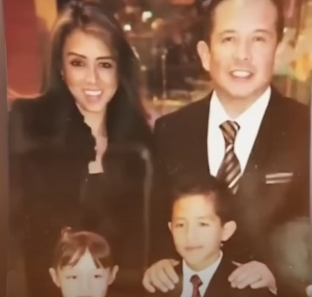 Gustavo Adolfo Infante, su esposa Verónica y sus hijos / Captura Youtube @ImagenEntretenimiento