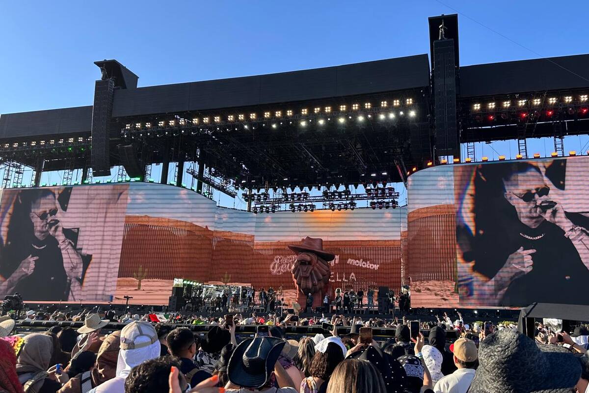 Carin León se pone rockero en Coachella, toca con Molotov