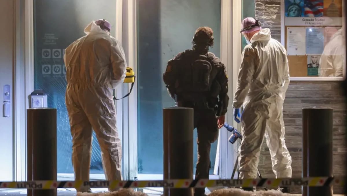 Policía de Noruega investiga explosión con artefacto incendiario frente a la embajada de Estados Unidos en Oslo; el dispositivo estaba en una mochila y detonó cerca de la sección consular. Foto: AP