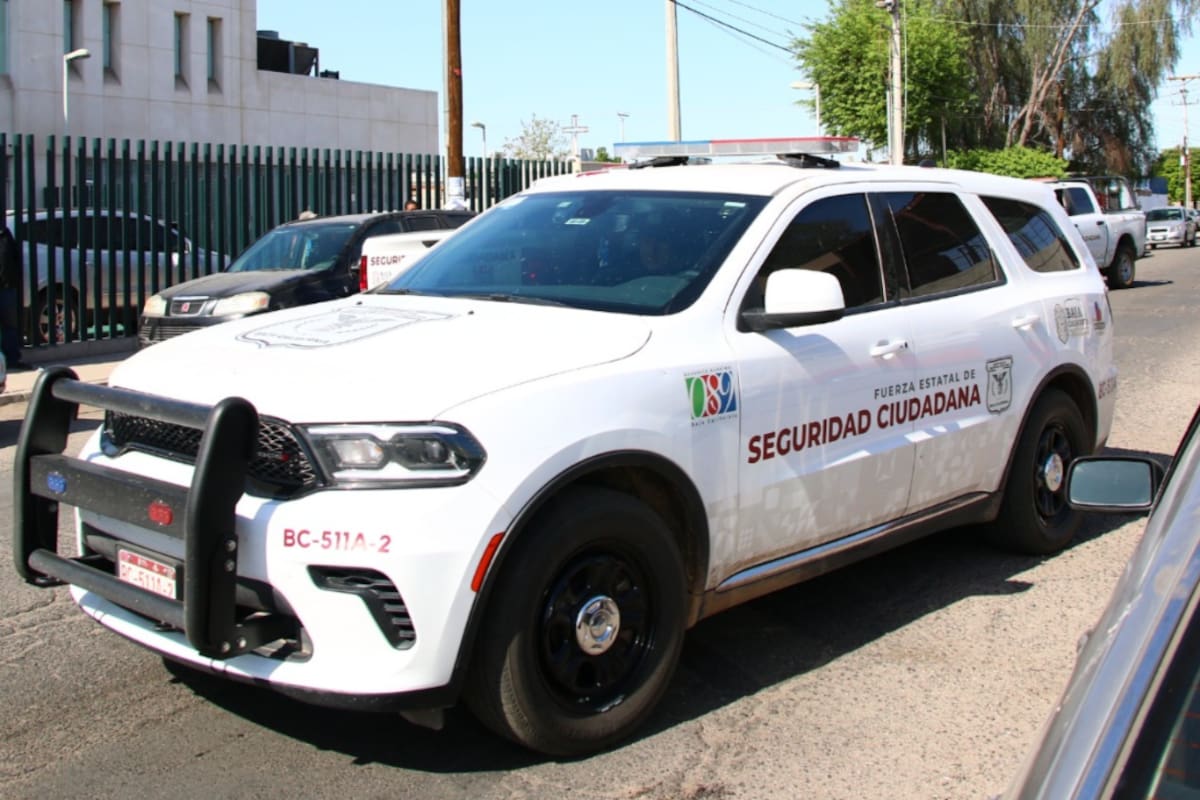 Persecución por una infracción termina con una camioneta abandonada; conductor escapó
