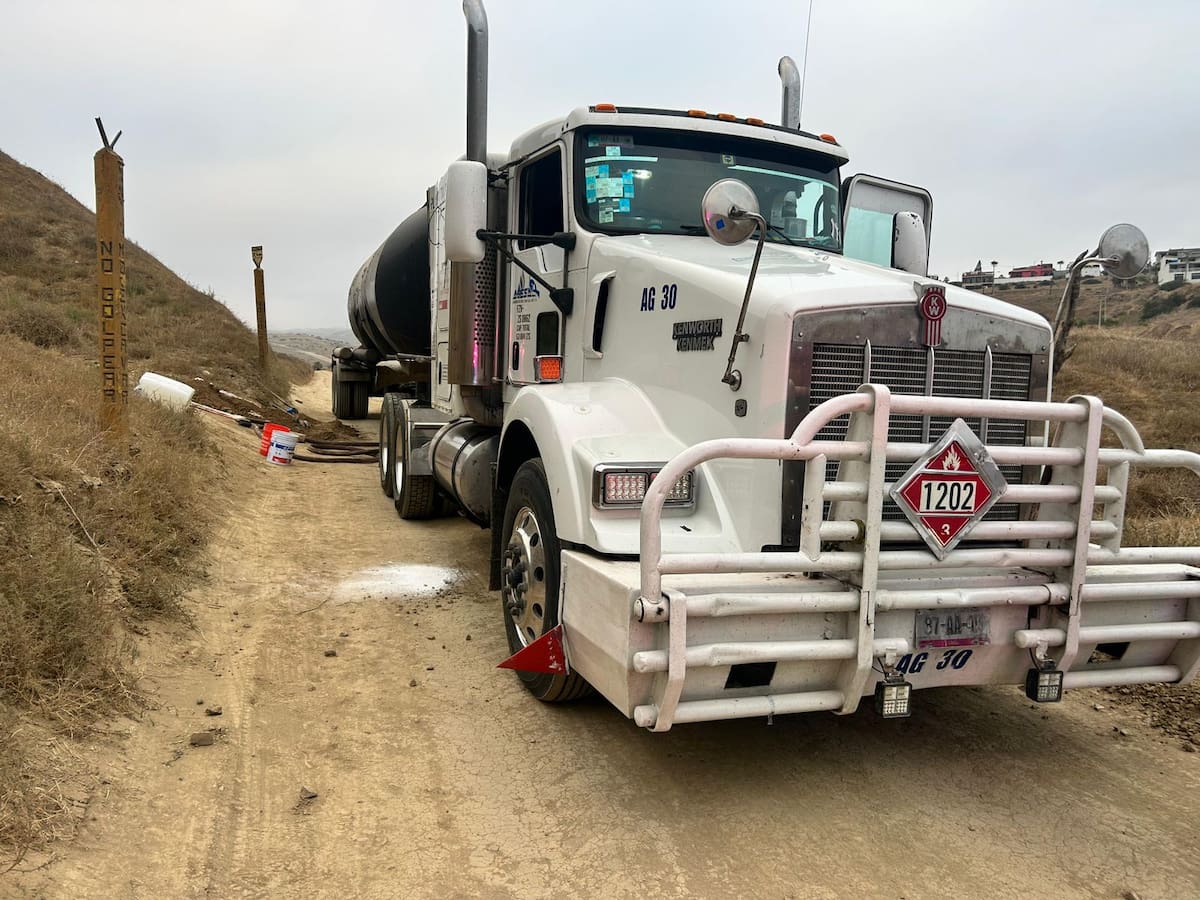 Un hombre de 43 años fue detenido en Rosarito por presuntamente extraer combustible de una toma clandestina; en el sitio fue asegurada una pipa conectada a una manguera de alta presión. Foto: Cortesía