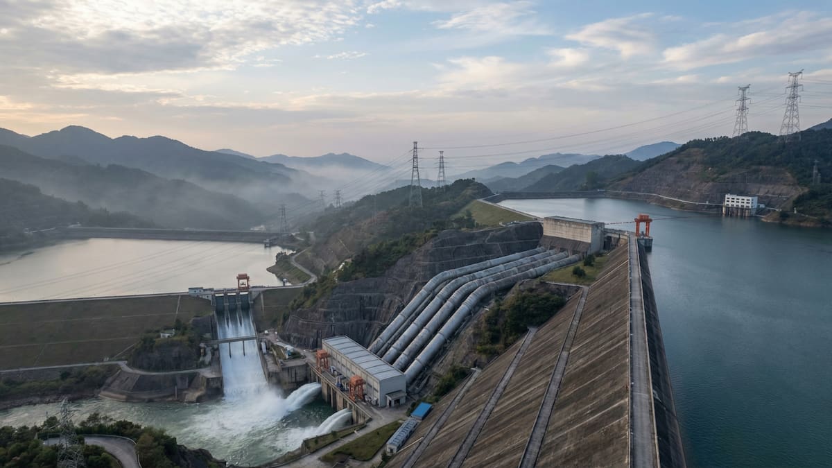 China aceleró la construcción de embalses tras generar más energía renovable de la que puede consumir y apuesta por almacenamiento hidroeléctrico para gestionar excedentes de 1,840 gigawatts de capacidad eólica y solar en su sistema eléctrico