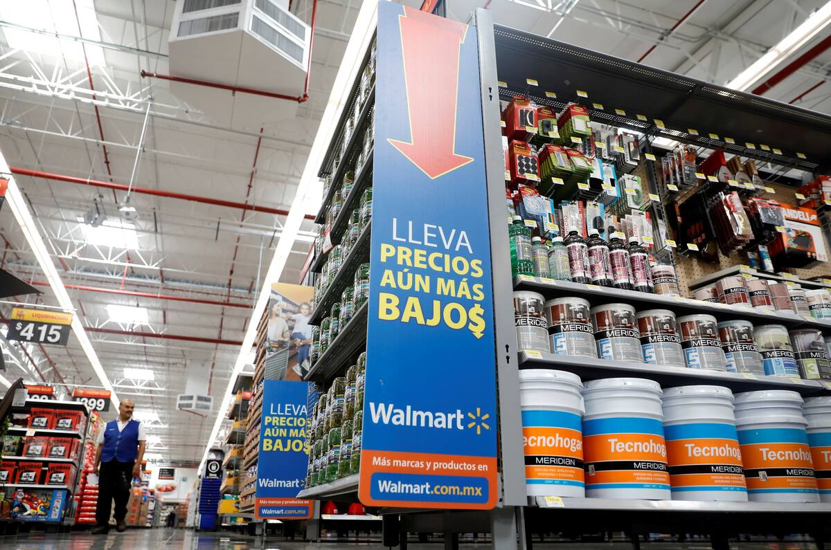 FOTO DE ARCHIVO: Un empleado entra en una tienda Walmart en Ciudad de México. Foto tomada el 28 de marzo de 2019. REUTERS/Edgard Garrido/