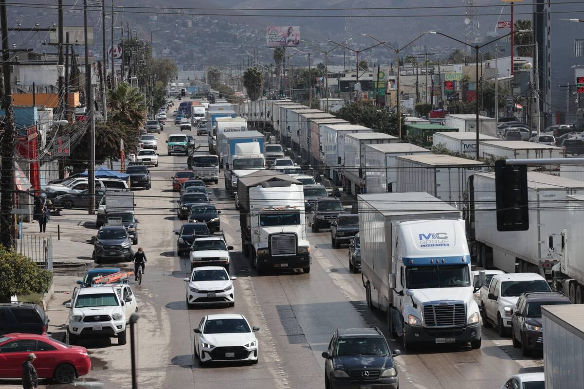 Decenas de camiones de carga se encuentran varados en la zona de Otay.