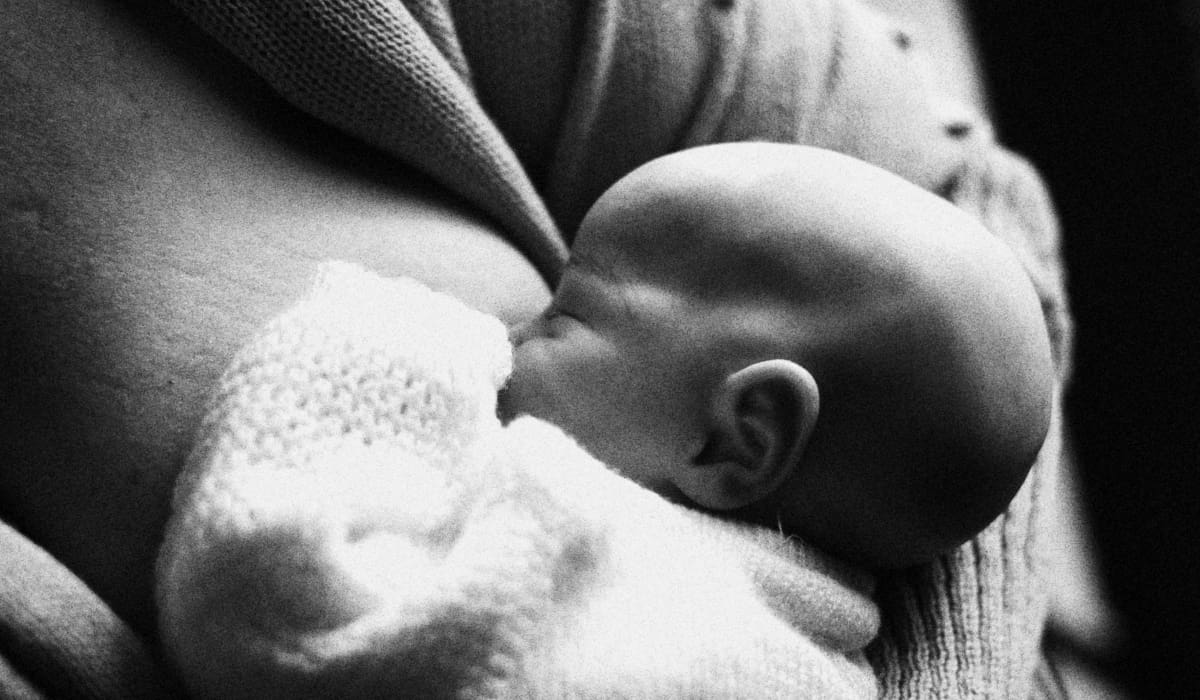 La lactancia materna exclusiva durante el primer mes de vida reduce de forma directa la abundancia y variedad de genes de resistencia a los antibióticos dentro del sistema digestivo del lactante.