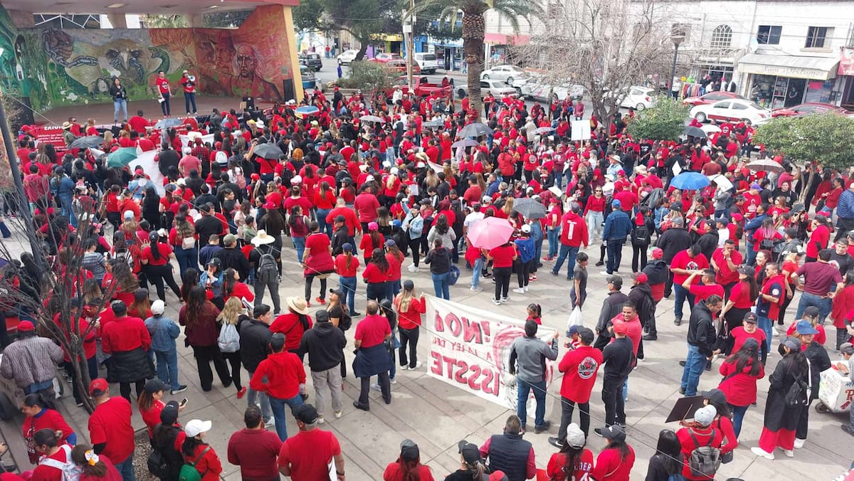 Cerca de 2 mil maestros marcharon en Nogales como parte de una protesta nacional contra la reforma a la Ley del ISSSTE. La marcha comenzó en la plaza Monumento a la Razón y recorrió diversos puntos de la ciudad, incluyendo la Plaza de las Banderas y el Ayuntamiento Municipal, donde exigieron la presencia del presidente municipal. El evento culminó en la Plaza Miguel Hidalgo con un discurso de los líderes del Movimiento Magisterial Sonorense. Foto: GH