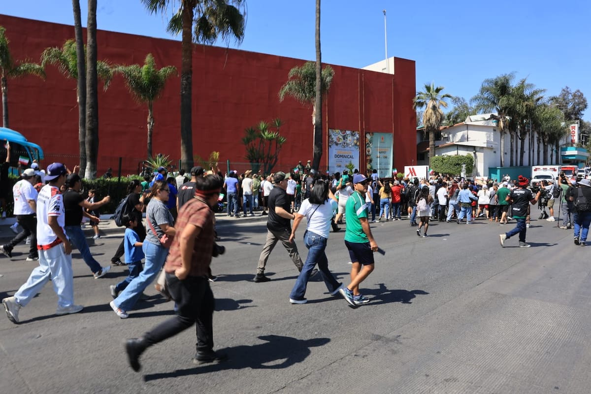 Decenas de seguidores se reunieron en Tijuana para despedir al conjunto iraní antes de su viaje a Los Ángeles, donde enfrentará a Nueva Zelanda en la Copa Mundial 2026. Foto: Sergio Ortiz