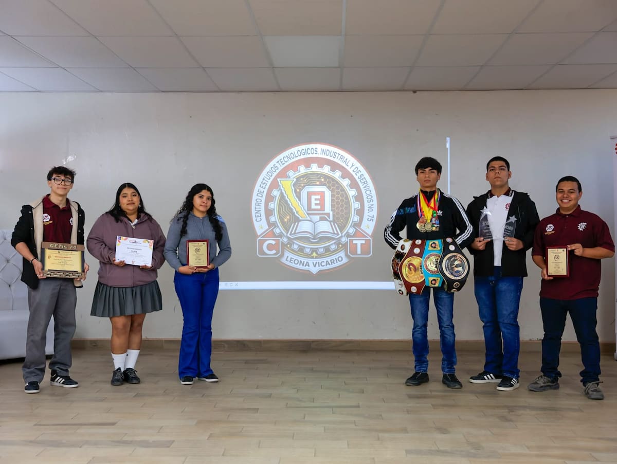 El plantel reconoció a estudiantes que han puesto en alto el nombre de la escuela en competencias estatales y nacionales en distintas disciplinas. │Foto: Juan J. Morales