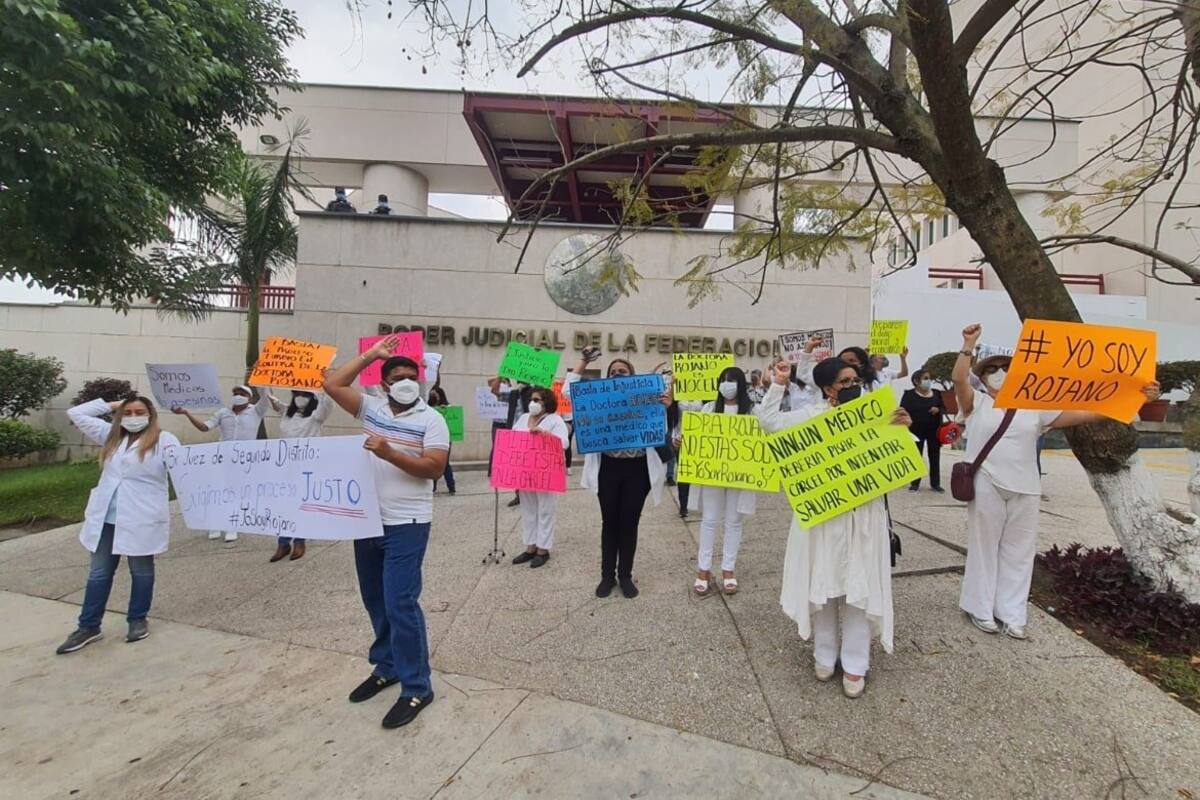 Exigen liberar a doctora acusada por la muerte de un reo en penal de Veracruz