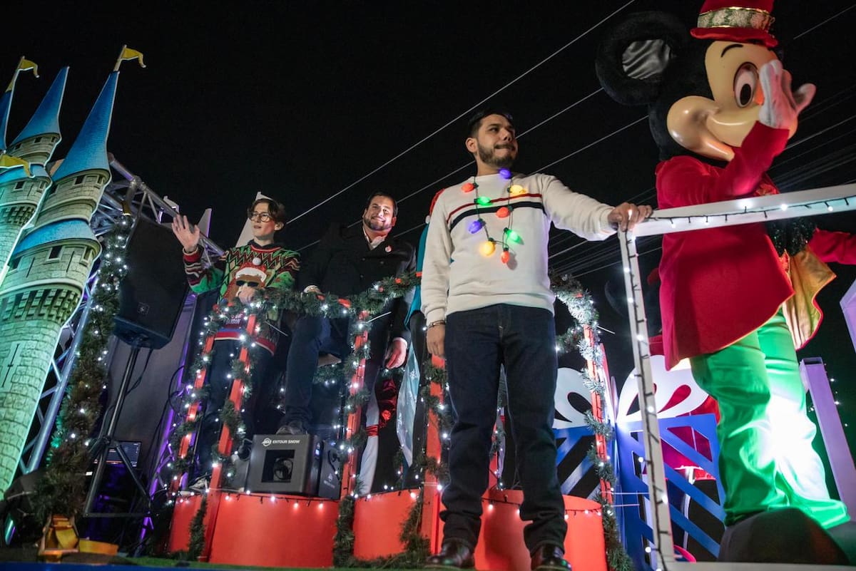 El bulevar Insurgentes se llenó de luces, música y familias durante la caravana navideña que recorrió esta vialidad y concluyó en el Parque Morelos. Foto: Border Zoom