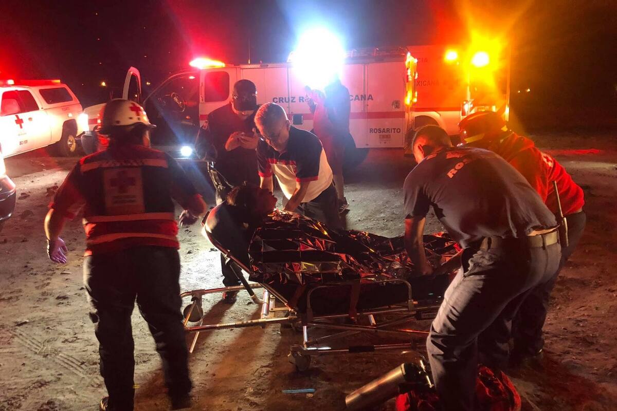 Recatan a pareja que cayó abordo de su vehículo en un riaco cerca de Popotla