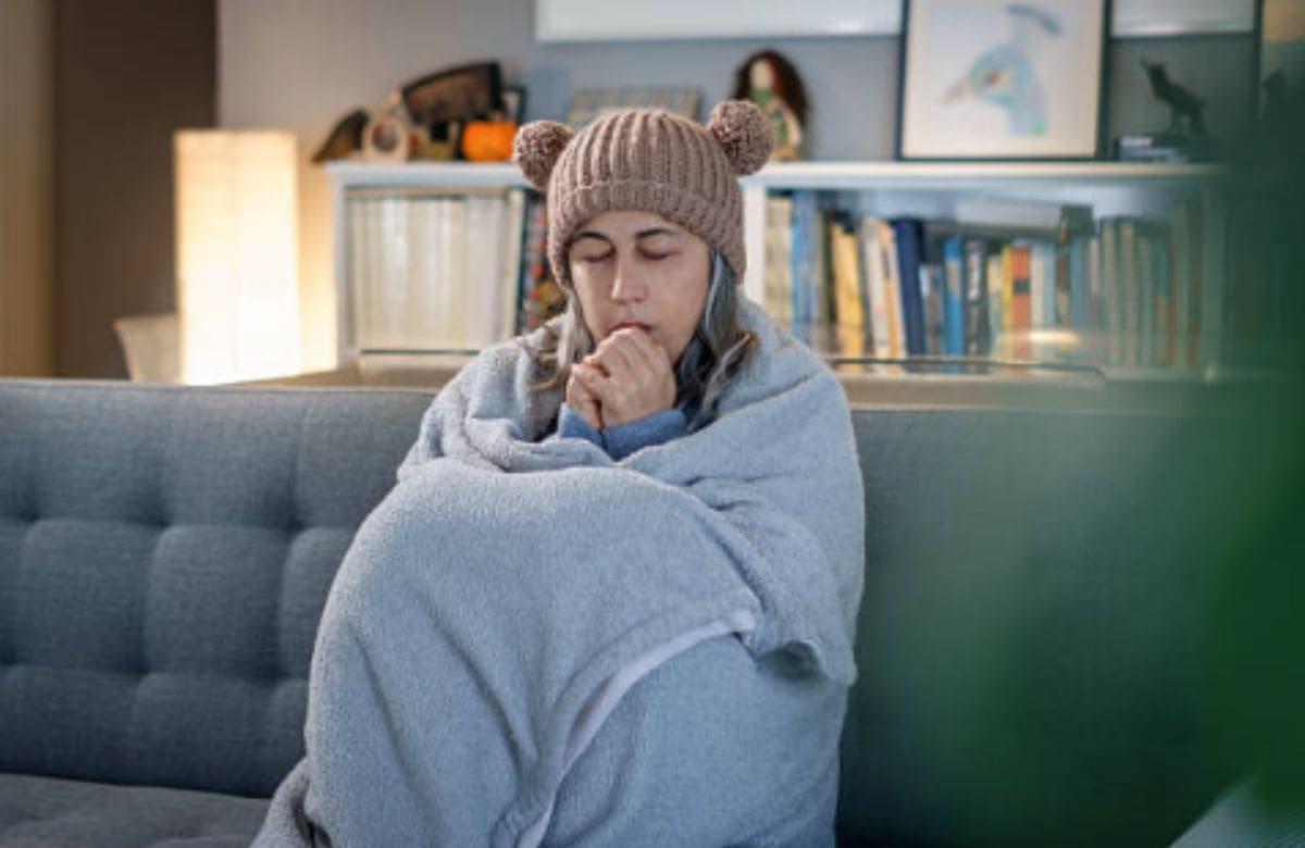 Sentir escalofríos sin fiebre no siempre es normal; estas son las causas más frecuentes y los signos que no deberías pasar por alto | Foto: Especial (canva)