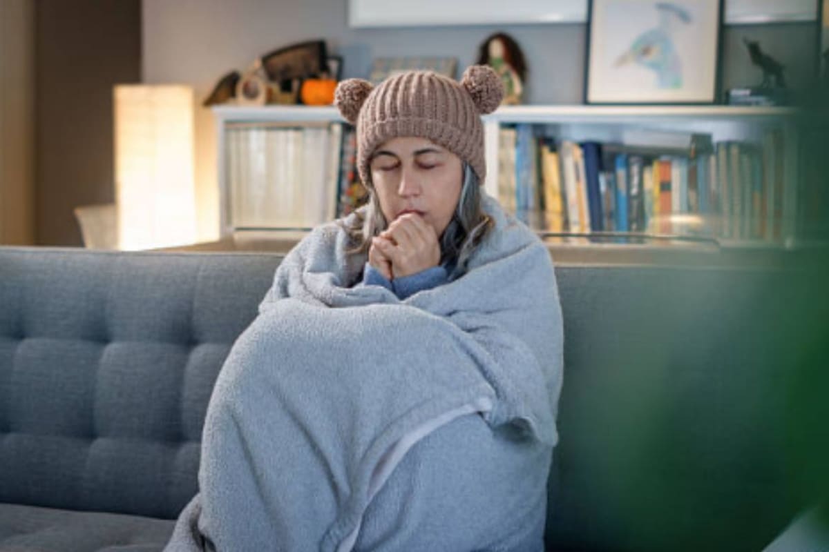 Sentir escalofríos sin fiebre no siempre es normal; estas son las causas más frecuentes y los signos que no deberías pasar por alto