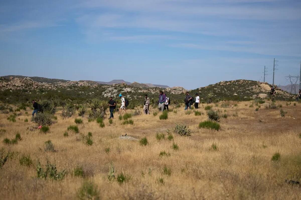 La Patrulla Fronteriza de Estados Unidos detiene a migrantes tras cruzar la frontera entre Estados Unidos y México en Jacumba, California. / EFE.