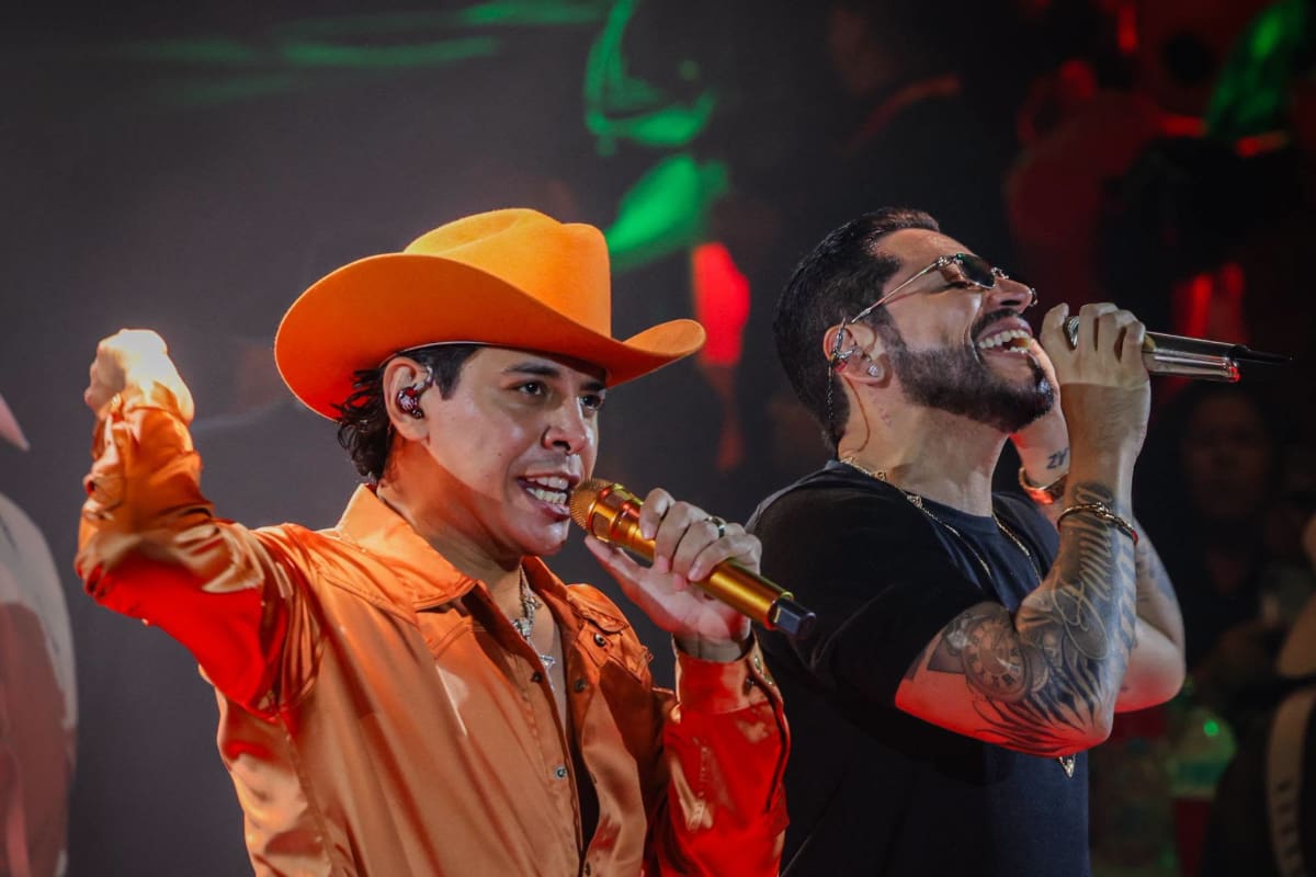 “Todos levántense, no quiero a nadie sentado”: Grupo Firme arma la fiesta con los cachanillas