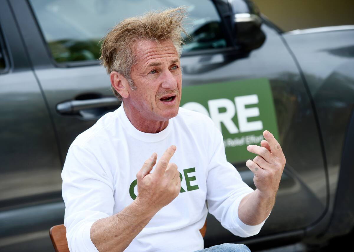 En esta foto del 8 de abril de 2020, el actor y activista Sean Penn, fundador de la organización sin ánimo de lucro CORE, durante una entrevista en su casa en Malibú, California. El actor ganador del Oscar se asoció con la oficina del alcalde de Los Ángeles Eric Garcetti y el departamento de bomberos de la ciudad para distribuir de manera segura pruebas de COVID-19 desde el auto a personas con síntomas del virus. (AP Foto/Chris Pizzello)