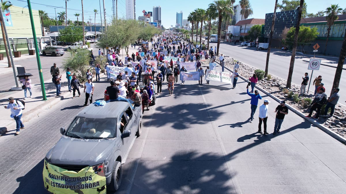 Galleros de distintos municipios de Sonora y de otros estados del País marchan rumbo al Congreso del Estado para protestar la Ley de Bienestar y Protección Animal.