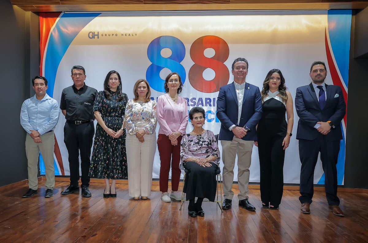 En la ceremonia del 88 aniversario de EL IMPARCIAL Juan Fernando Healy Loera, presidente del Consejo de Administración de Grupo Healy; la señora Silvia Loera de Healy, Rosa Silvia Healy Loera, acompañados de los directivos Carlos Félix Pompa, Alberto Hidalgo, Miereille Sánchez Ibarra, Lourdes Lugo, Carmen Avilés y Christian García-Travesi y Carstensen.