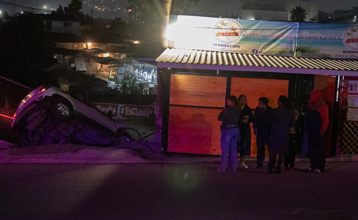 Una falla mecánica provocó que una camioneta estuviera a punto de caer a un desnivel de dos metros; no hubo lesionados. Foto: Border Zoom