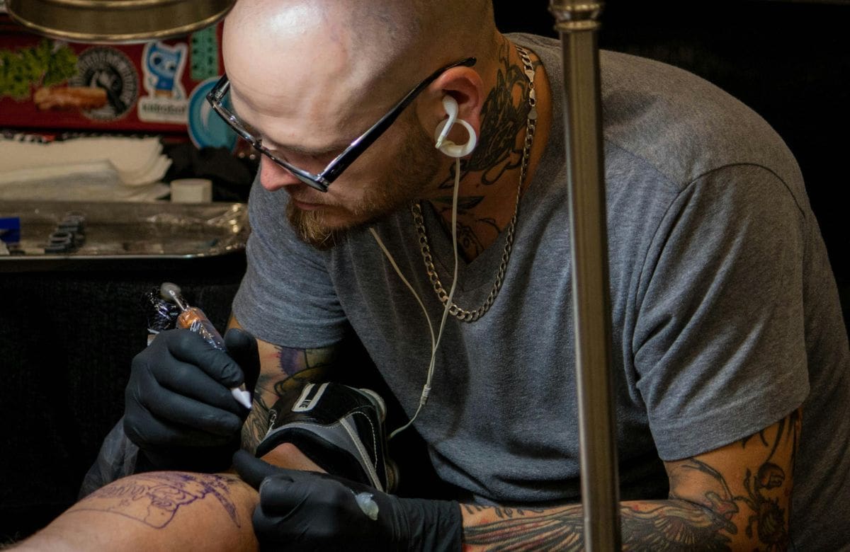 Médico explica qué ocurre en el cuerpo cuando la tinta entra en la piel y por qué sus efectos pueden permanecer por años | Foto: Especial (canva)