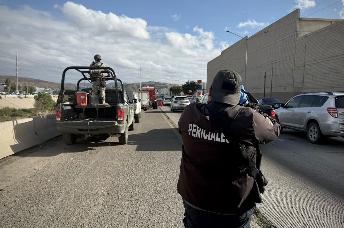 Cuerpo de Bomberos de Tijuana acudieron con las máquinas de rescate 9 y 3 para realizar las maniobras de extracción. Foto: Cortesía / Border Zoom