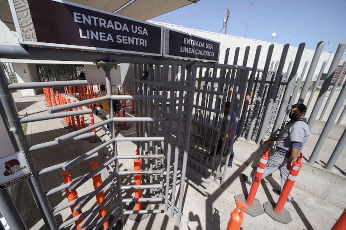 1 hora con 30 minutos para cruzar a Calexico por garita Centro; 1 hora por garita Este