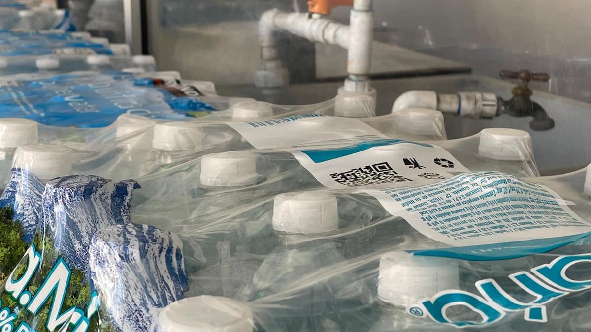 Establecimientos dedicados a la venta de agua registran mayor flujo de clientes tras la suspensión del servicio anunciada por la CESPT. Foto: Michelle Castillo