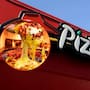 Pizza Hut será vendida por 2 mil 700 MDD y la transacción será pagada por dos grandes compañías; la marca continuará operando, pero con nuevos propietarios y con estrategias separadas para sus distintos mercados