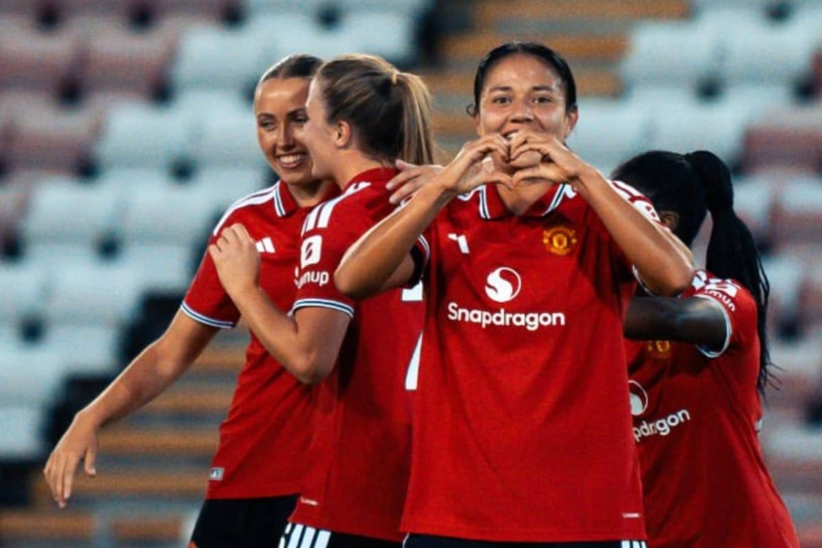 Rebeca Bernal anota doblete con Manchester United en su primera titularidad: así fueron sus primeros goles