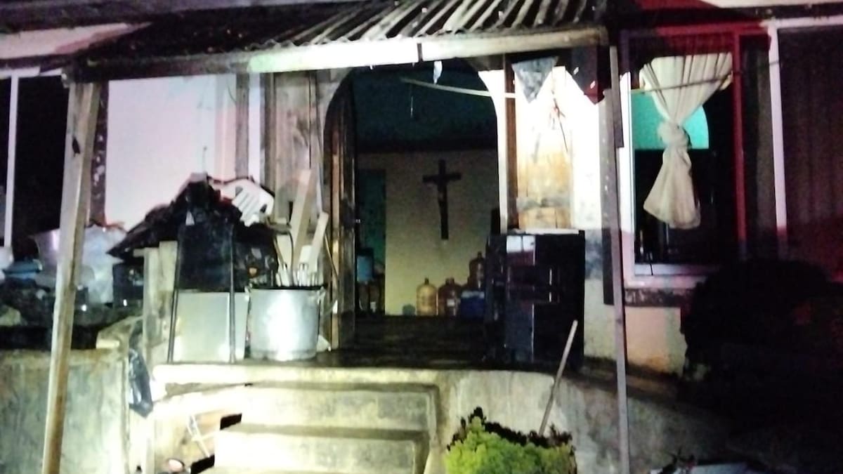 Adulto mayor sobrevive a incendio en vivienda de Primo Tapia; veladora habría originado el siniestro