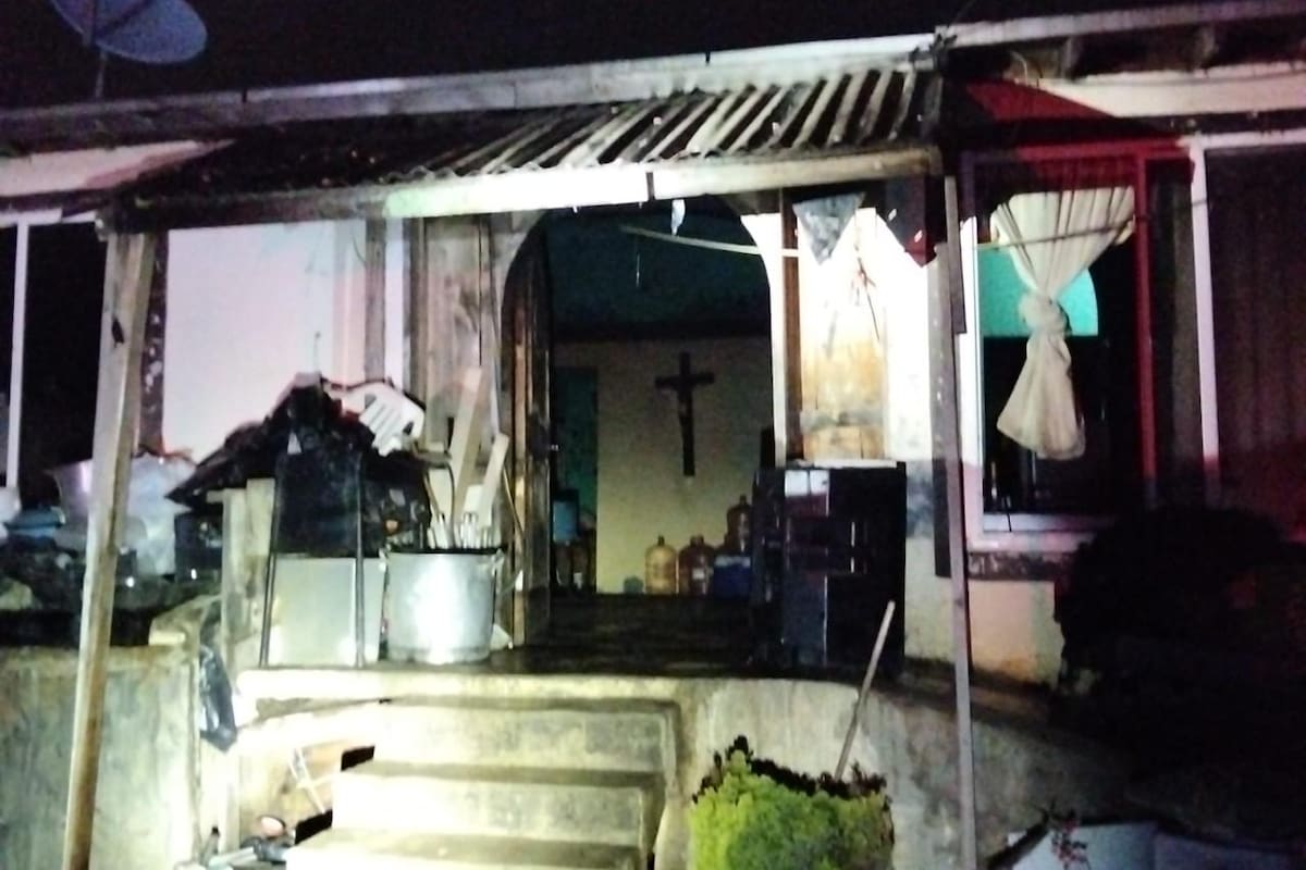 Adulto mayor sobrevive a incendio en vivienda de Primo Tapia; veladora habría originado el siniestro