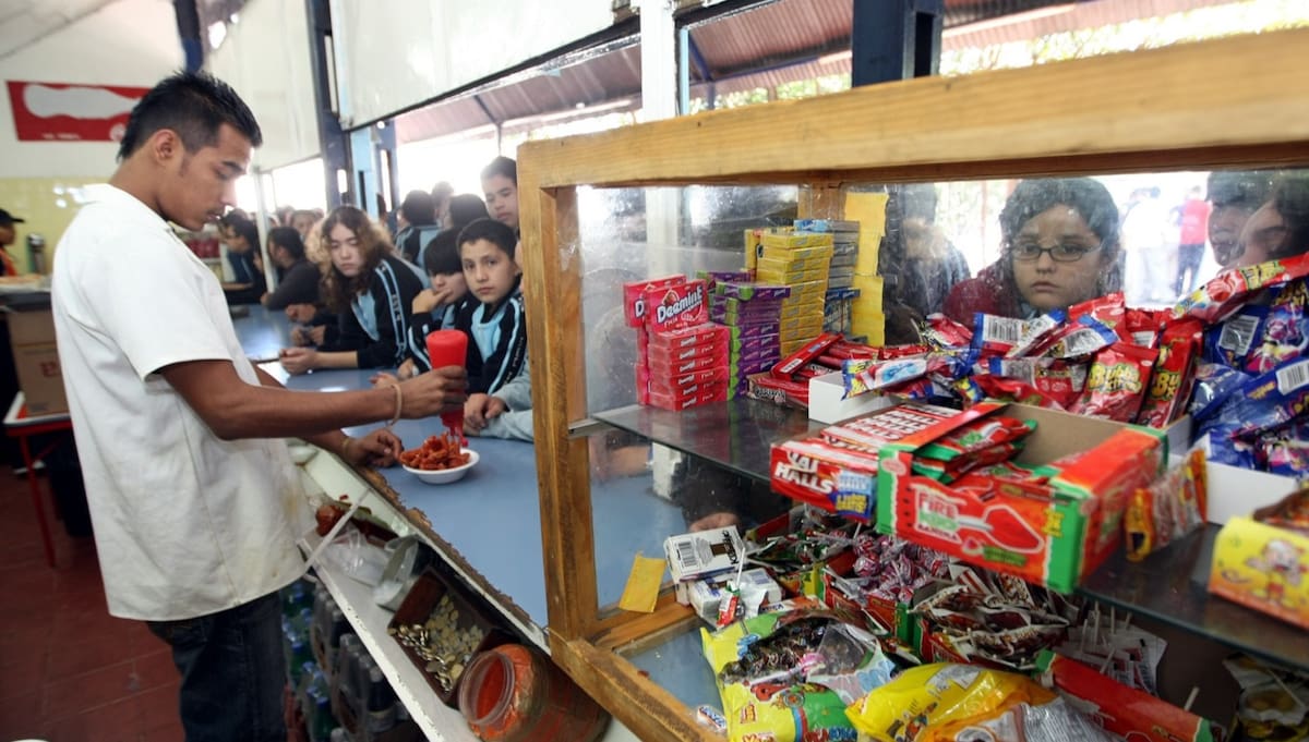 Los comerciantes consultados coincidieron en que continuarán instalándose alrededor de los planteles.