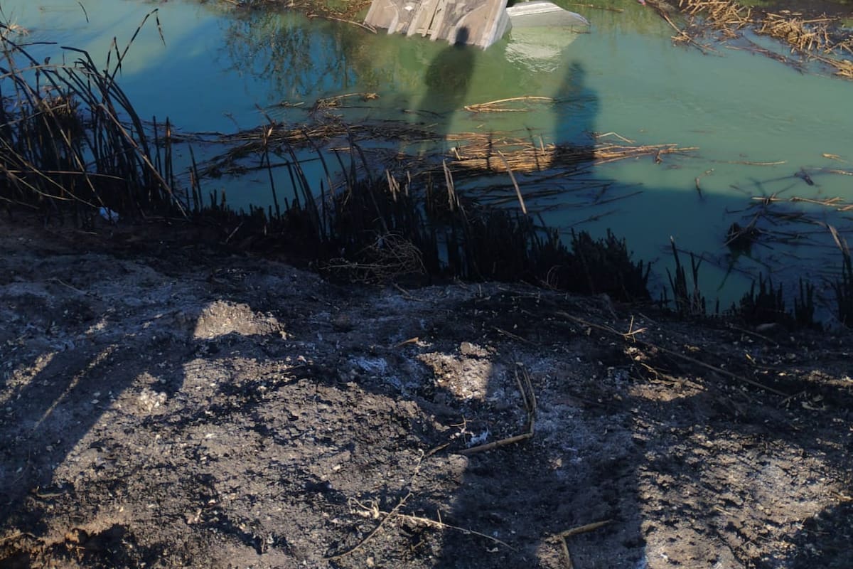 Localizan vehículo volcado dentro de un dren en la colonia Progreso de Mexicali