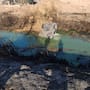 Localizan vehículo volcado dentro de un dren en la colonia Progreso de Mexicali