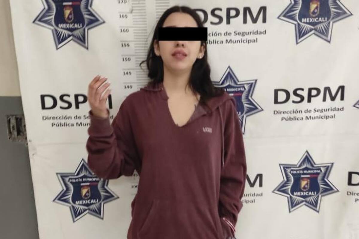 Mujer armada es detenida afuera de autoservicio