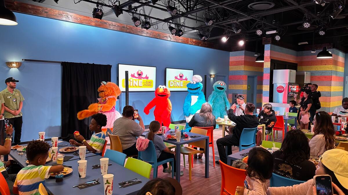 Los personajes como Elmo, el Monstruo Come Galletas, Rosita, entre otros, presentan un show en el “Sunny Day Café.