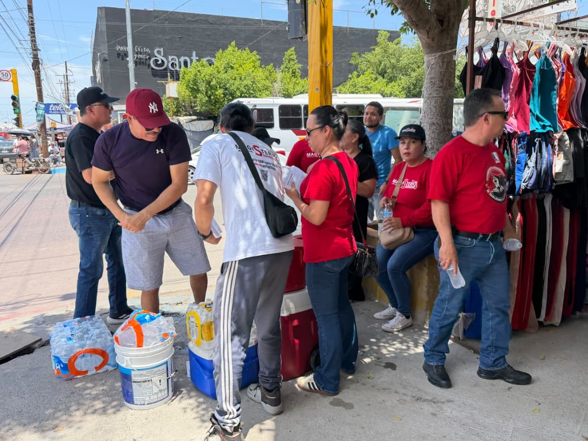 Integrantes del magisterio sonorense entregaron más de mil botellas de agua y volantes en el centro de Ciudad Obregón, como parte de su cuarta semana de movilizaciones. | Foto: Mayra Echeverría