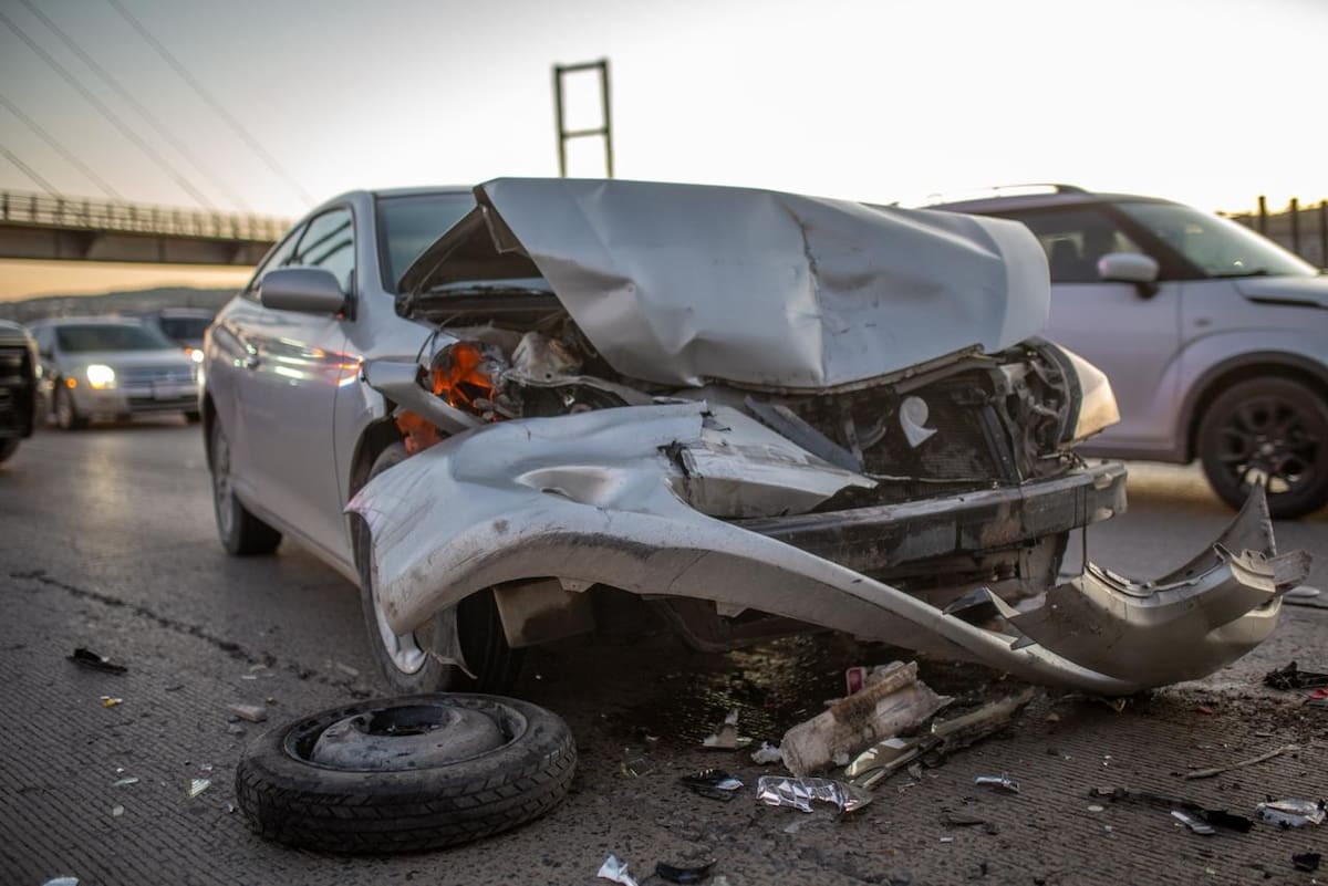 Un accidente de tránsito tipo choque por alcance involucró a tres vehículos y dejó únicamente daños materiales sobre la Vía Rápida Oriente. Foto: Border Zoom