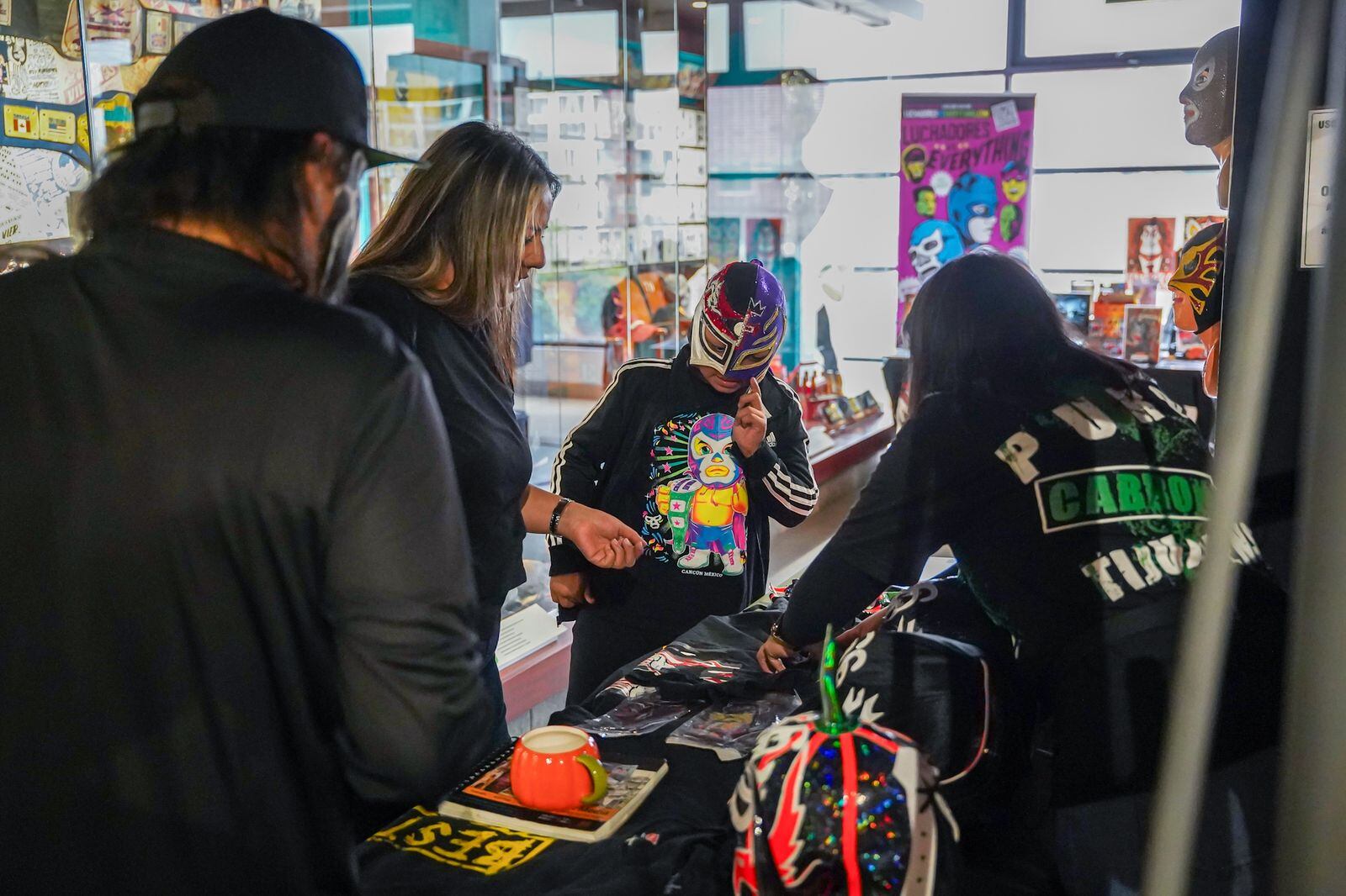 El evento reunió a luchadores profesionales y artistas que exhibieron obras basadas en ídolos del ring. Foto: Border Zoom