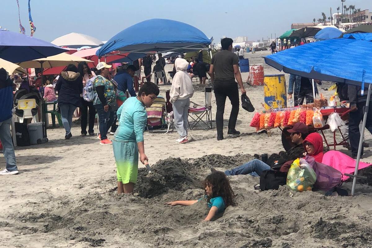 Acuden turistas a playas de Rosarito