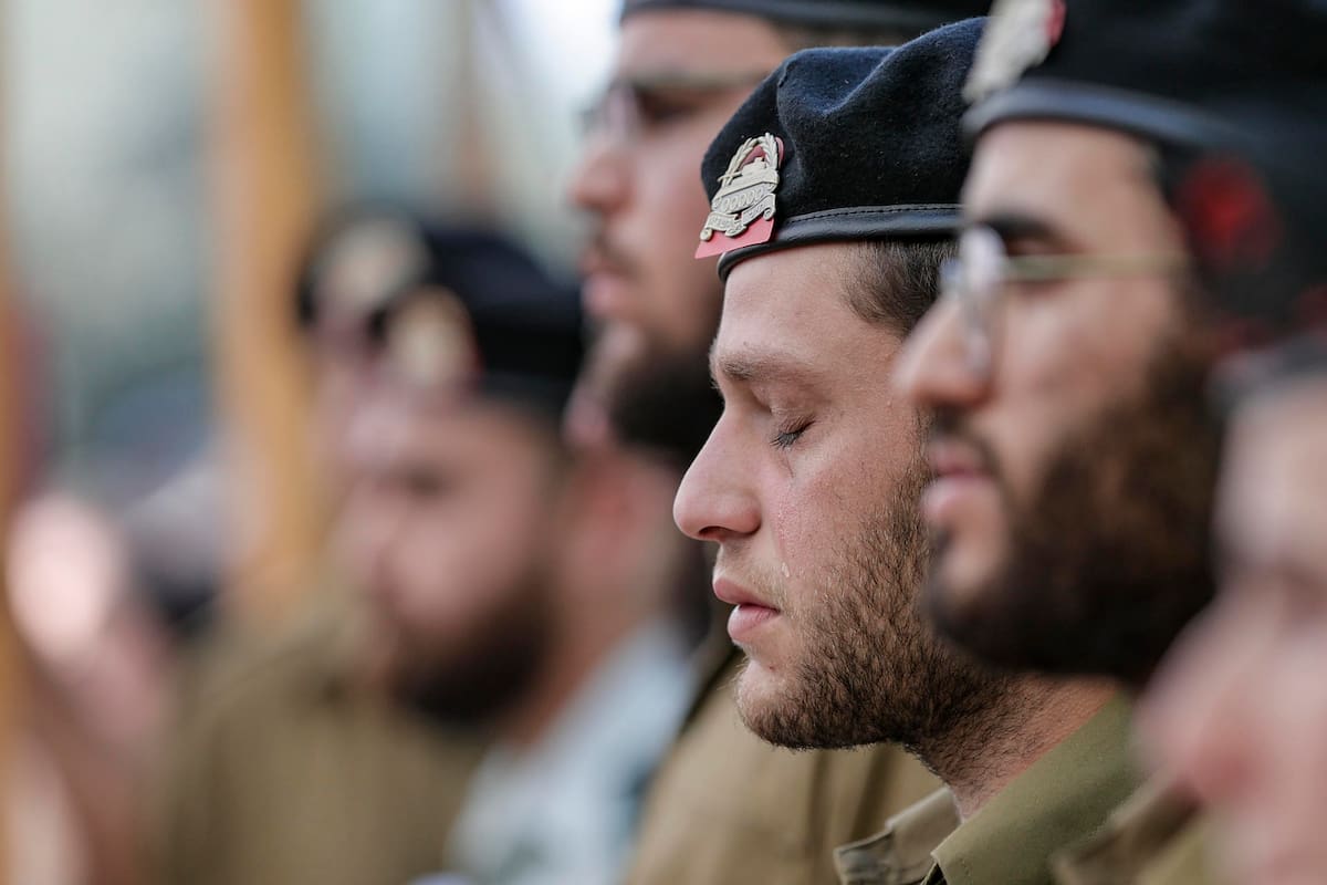 FOTOGALERÍA, 29 DE 30 - JERUSALÉN, 06/11/2023.- Un soldado llora durante el funeral celebrado en el Cementerio Militar Mount Herzl, por Urya Mash, de 42 años, el pasado 3 de noviembre. Mash es uno de los cerca de veinte soldados israelíes muertos en los combates que se libran en el interior de la Franja de Gaza contra Hamas. EFE/Manuel Bruque